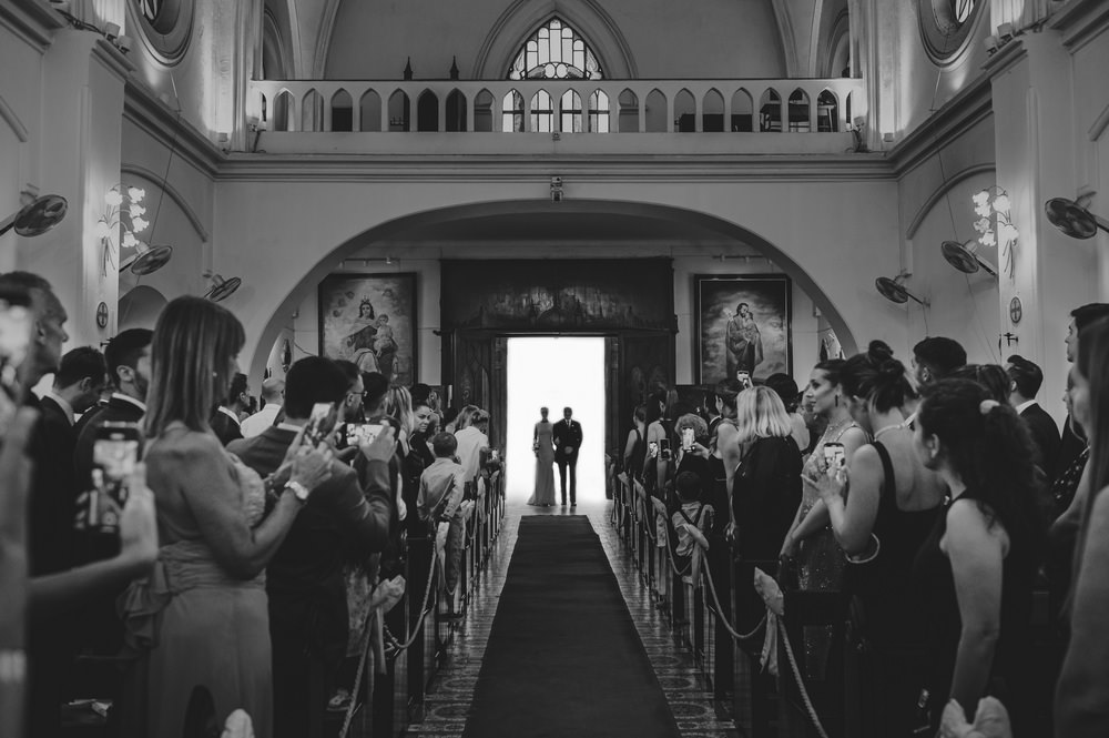 foto de casamiento en parroquia sagrada familia de haedo por matias savransky fotografo de buenos aires
