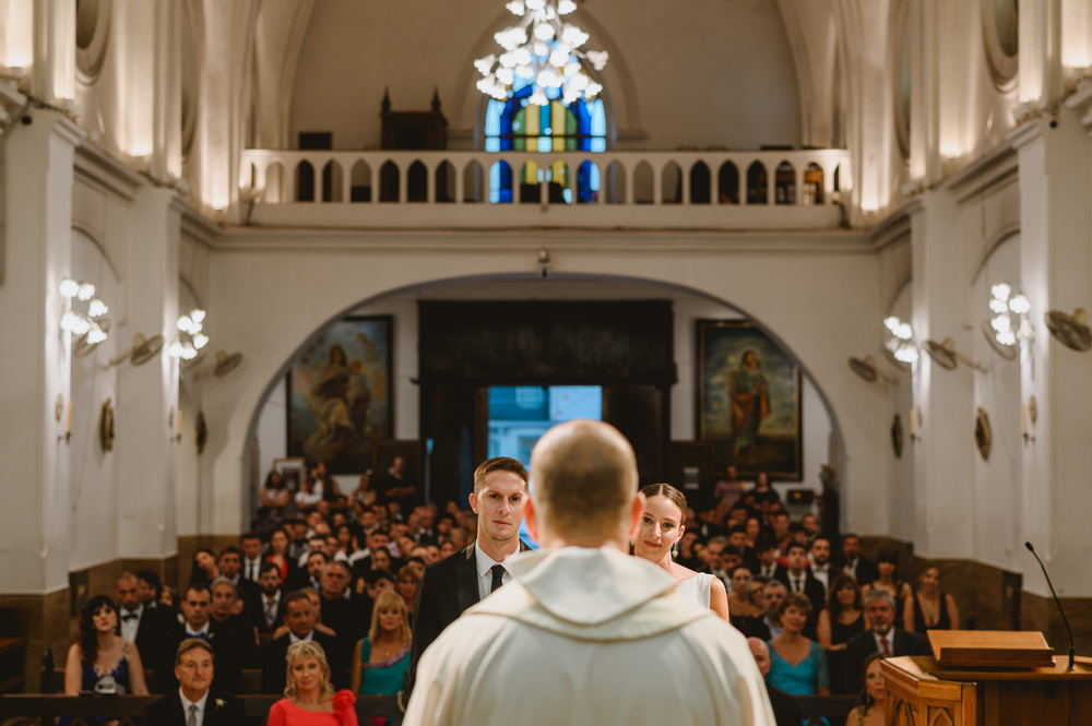 foto de casamiento en parroquia sagrada familia de haedo por matias savransky fotografo de buenos aires