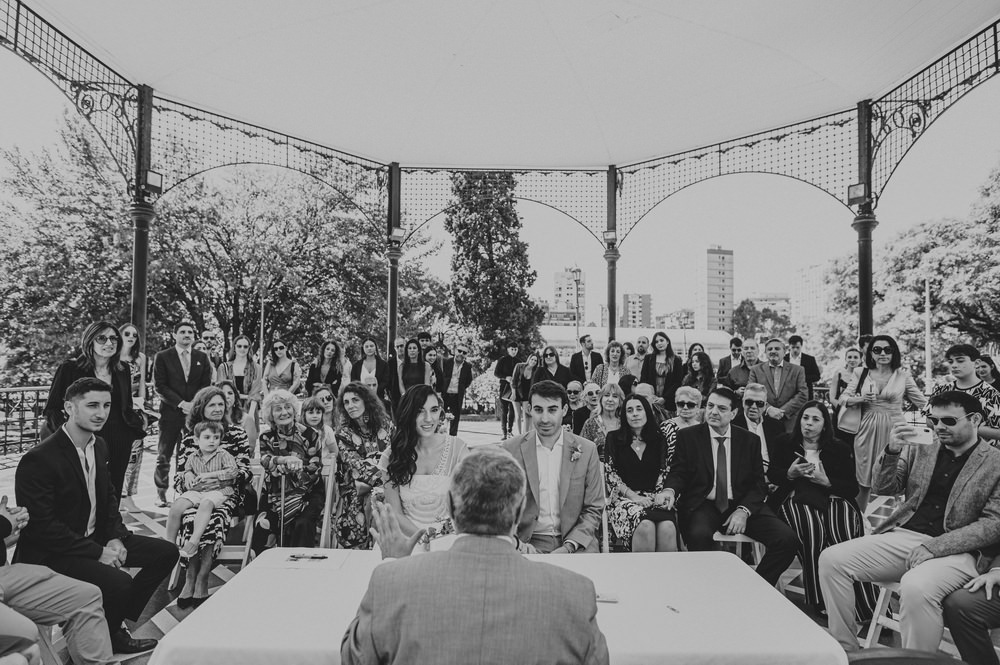 foto de civil en la glorieta de barrancas de belgrano por matias savransky fotografo de buenos aires