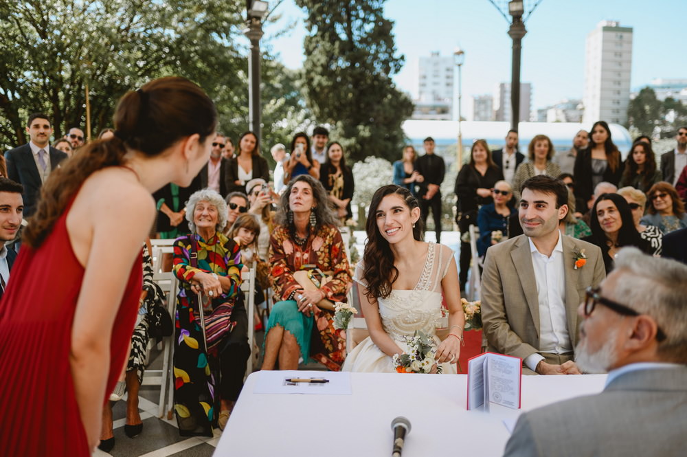 foto de civil en la glorieta de barrancas de belgrano por matias savransky fotografo de buenos aires